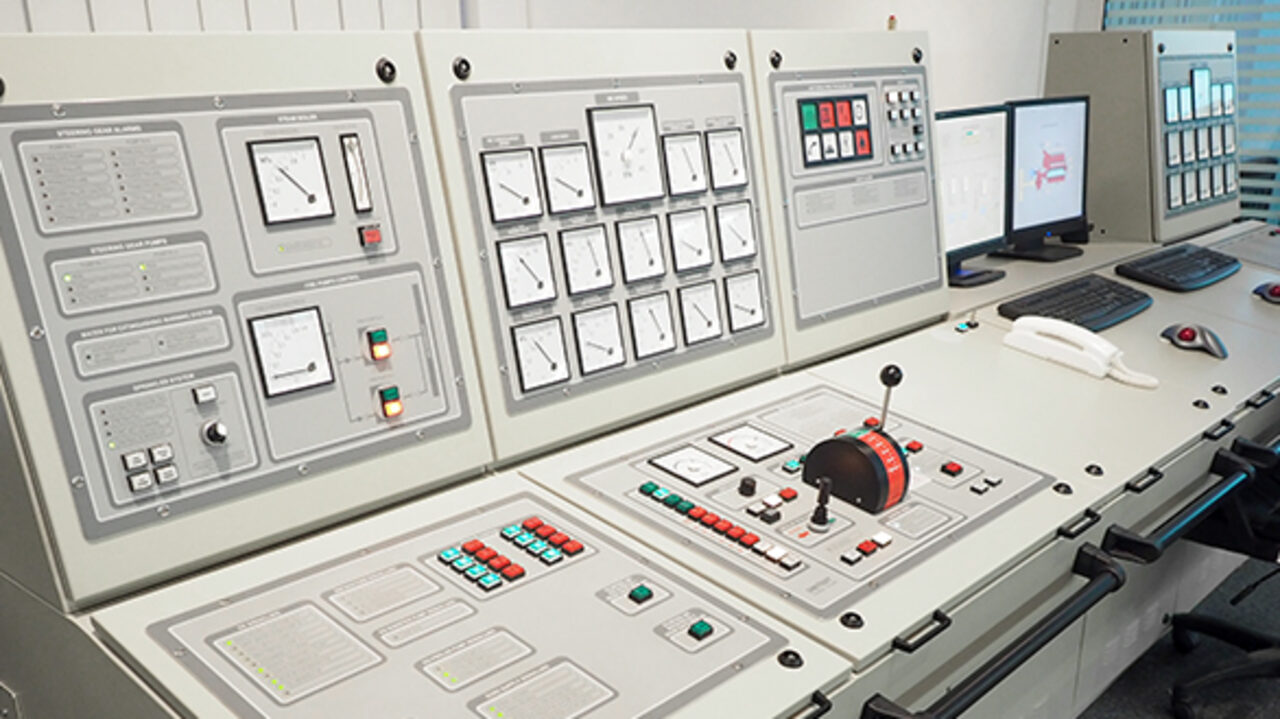 Simulador Full Mission de sala de máquinas Unitest com painéis reais